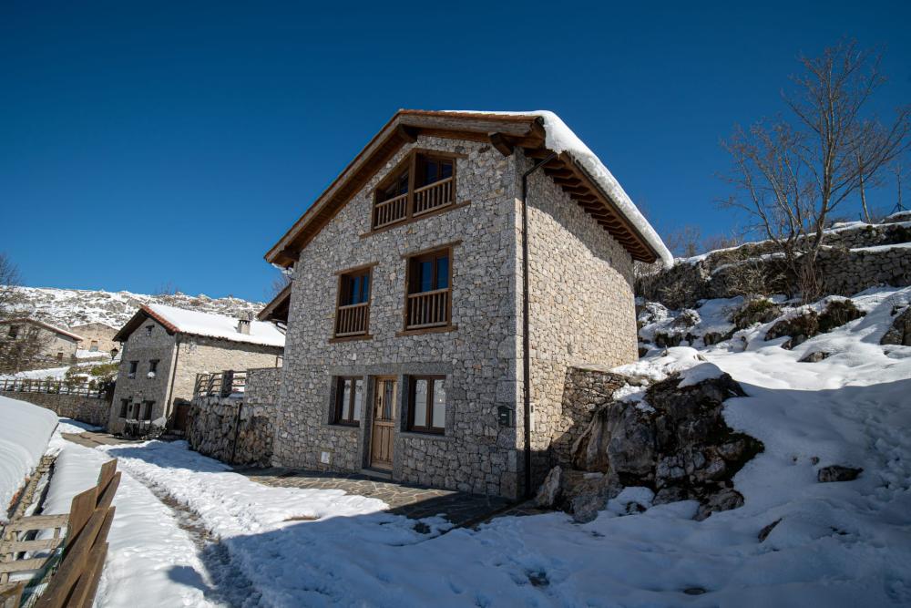  for sale house Sotres Oriente 2